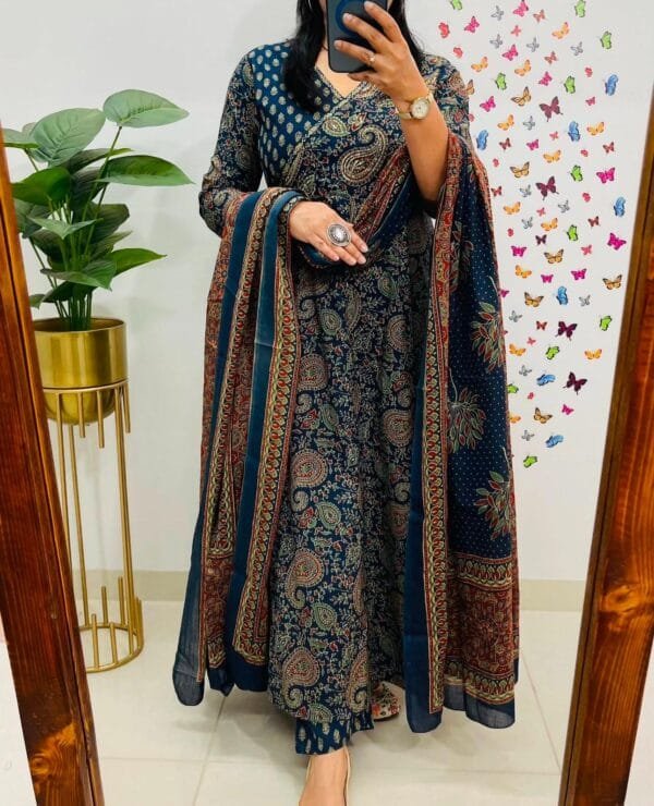 Pretty looking anarkali with three piece 💗