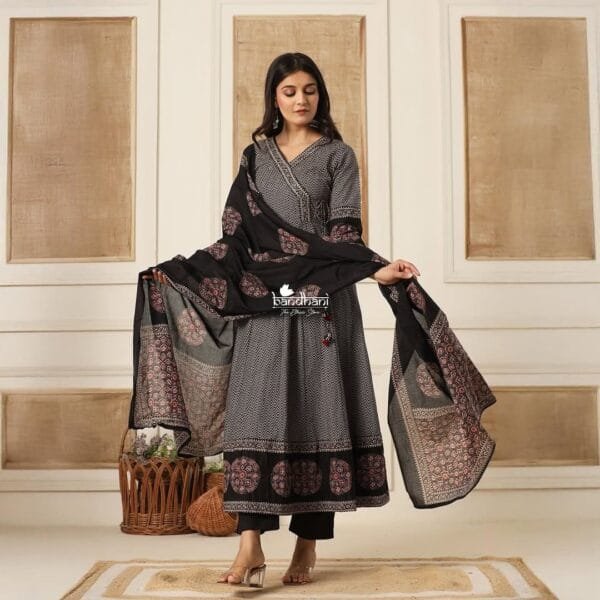 Black anarkali for pretty looking 💕